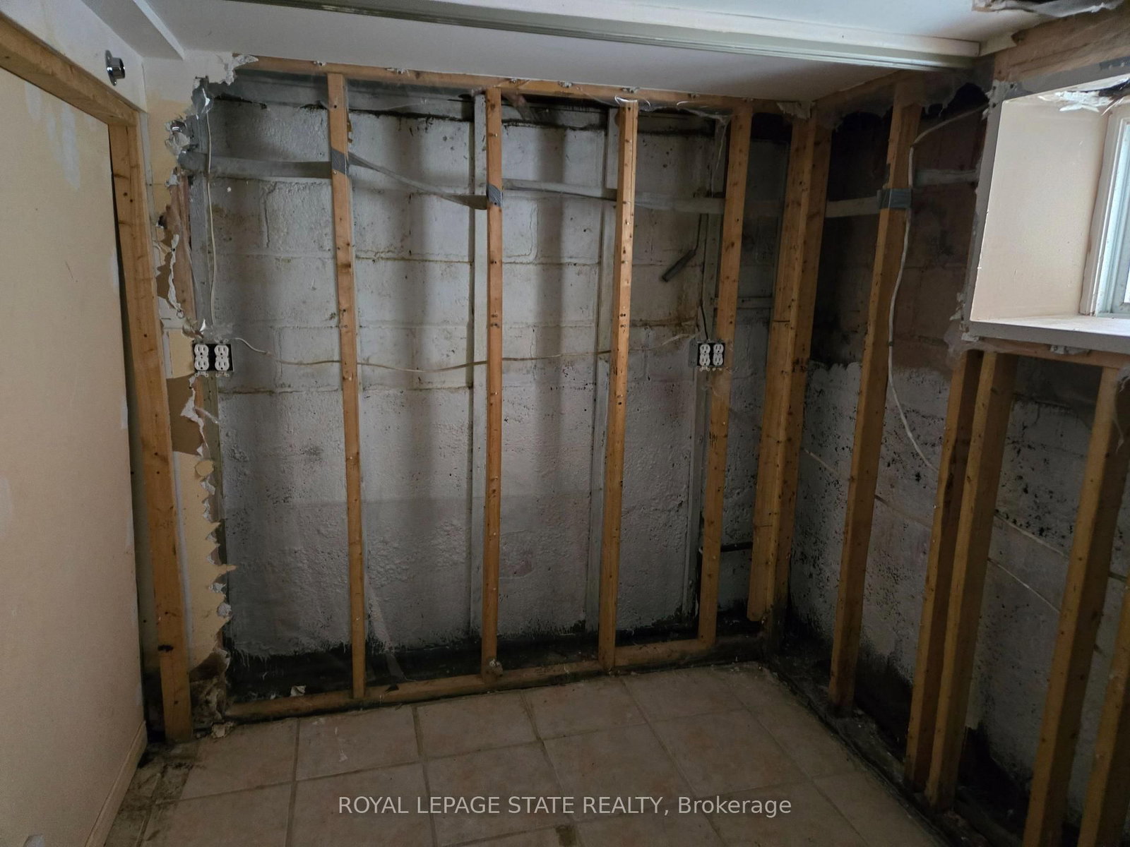 Detached House for sale at 45 Chaplin Avenue, St. Catharines, Ontario, L2R 2E7 - Downtown - MLS: X12843262