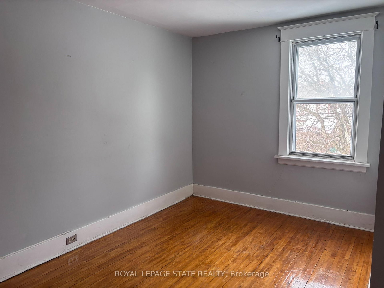 Detached House for sale at 45 Chaplin Avenue, St. Catharines, Ontario, L2R 2E7 - Downtown - MLS: X12843262