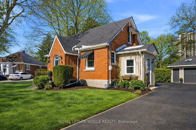 78 Stirling Avenue S