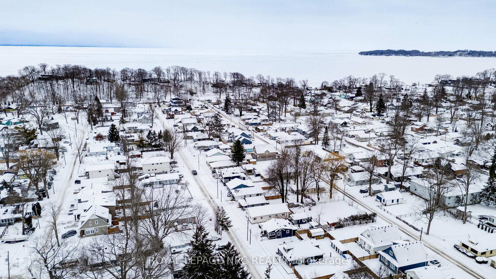 Detached House for sale at 323 Oxford Avenue, Fort Erie, Ontario, L0S 1B0 - Crystal Beach - MLS: X12846250