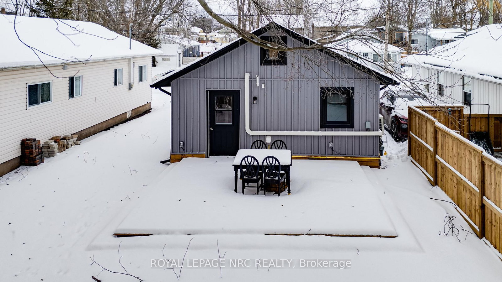 Detached House for sale at 323 Oxford Avenue, Fort Erie, Ontario, L0S 1B0 - Crystal Beach - MLS: X12846250