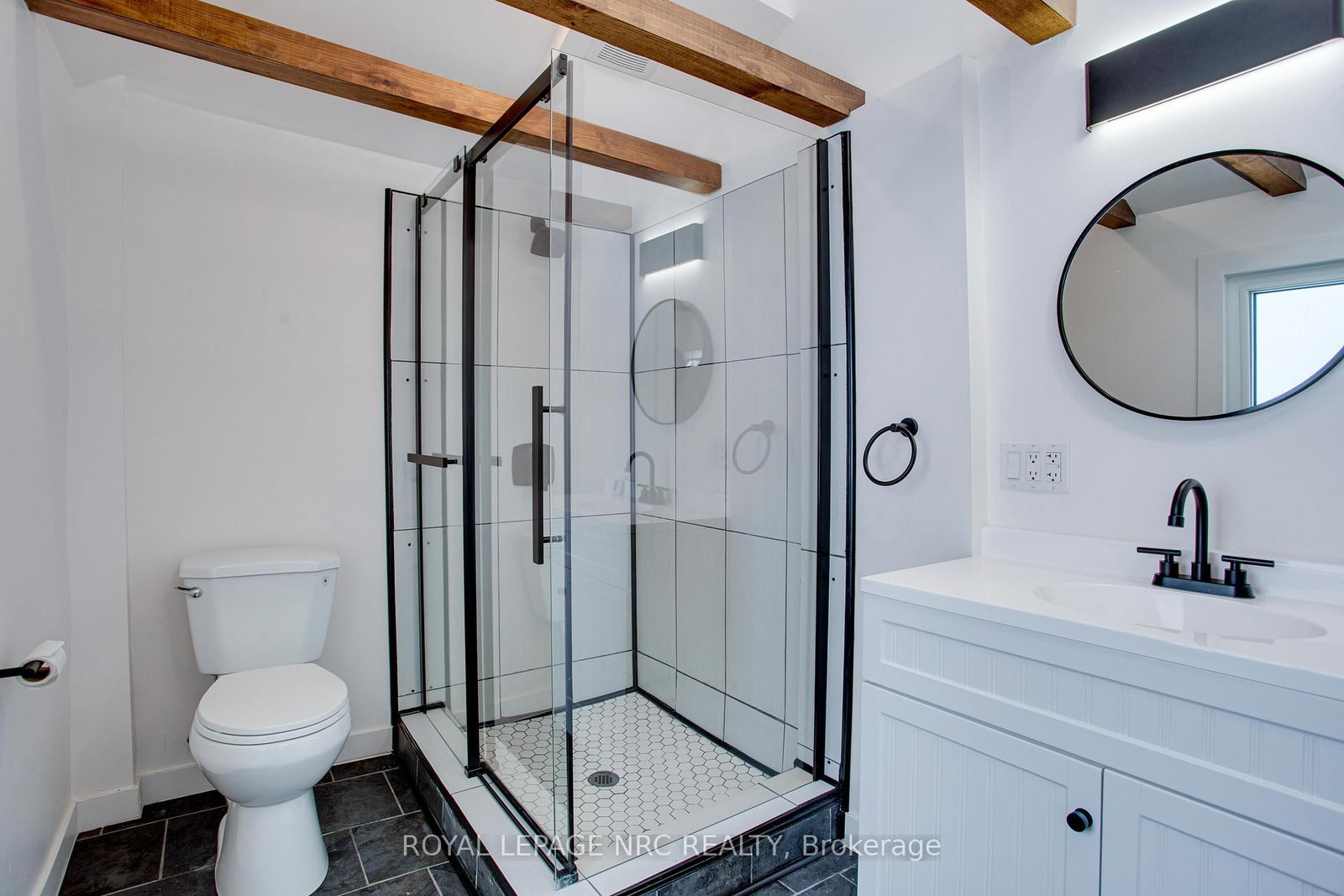 Detached House for sale at 323 Oxford Avenue, Fort Erie, Ontario, L0S 1B0 - Crystal Beach - MLS: X12846250