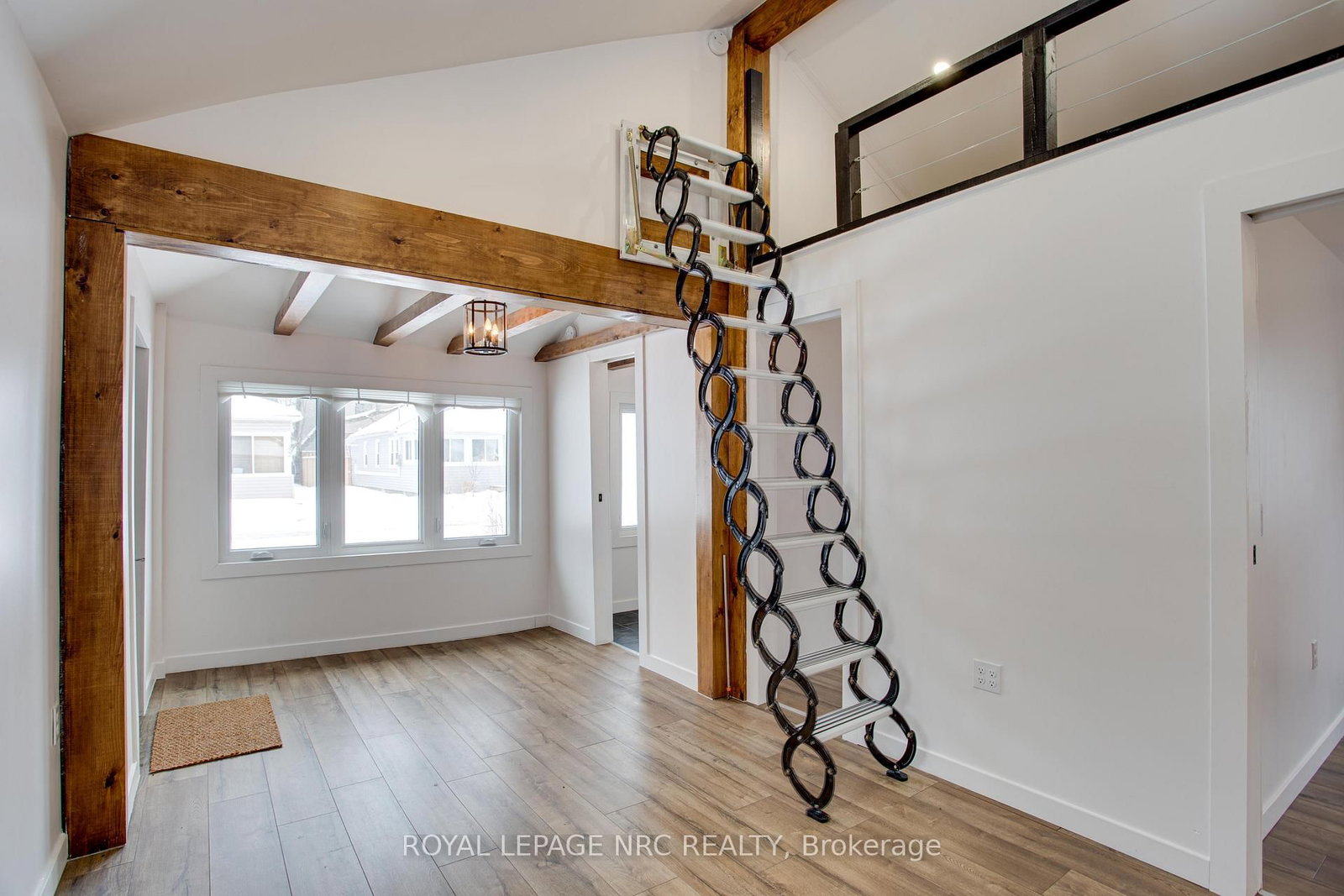 Detached House for sale at 323 Oxford Avenue, Fort Erie, Ontario, L0S 1B0 - Crystal Beach - MLS: X12846250