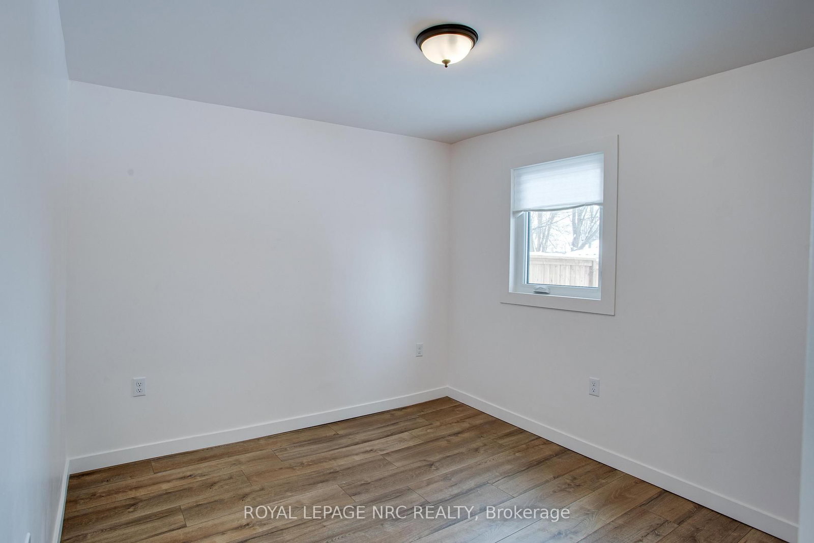 Detached House for sale at 323 Oxford Avenue, Fort Erie, Ontario, L0S 1B0 - Crystal Beach - MLS: X12846250