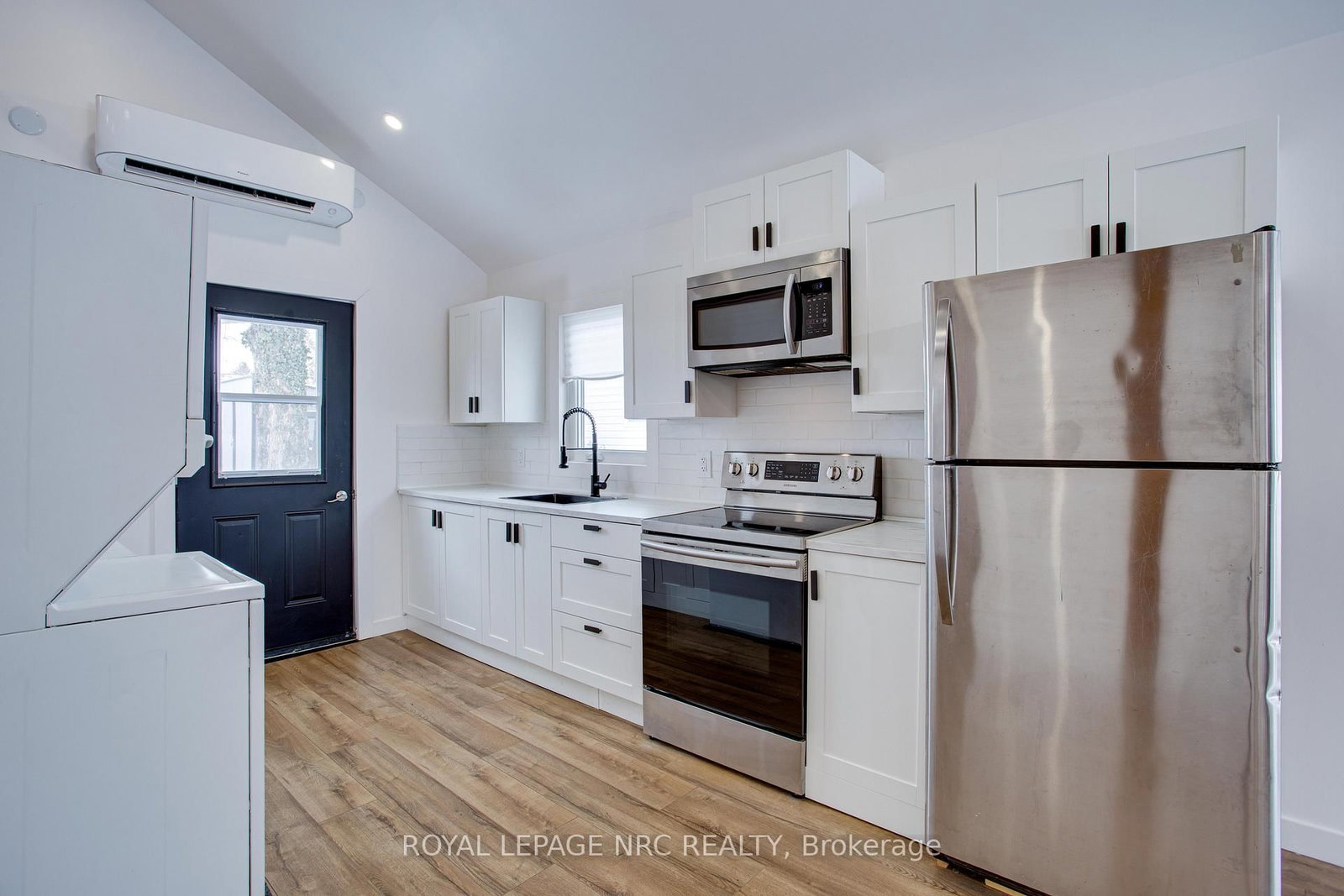 Detached House for sale at 323 Oxford Avenue, Fort Erie, Ontario, L0S 1B0 - Crystal Beach - MLS: X12846250