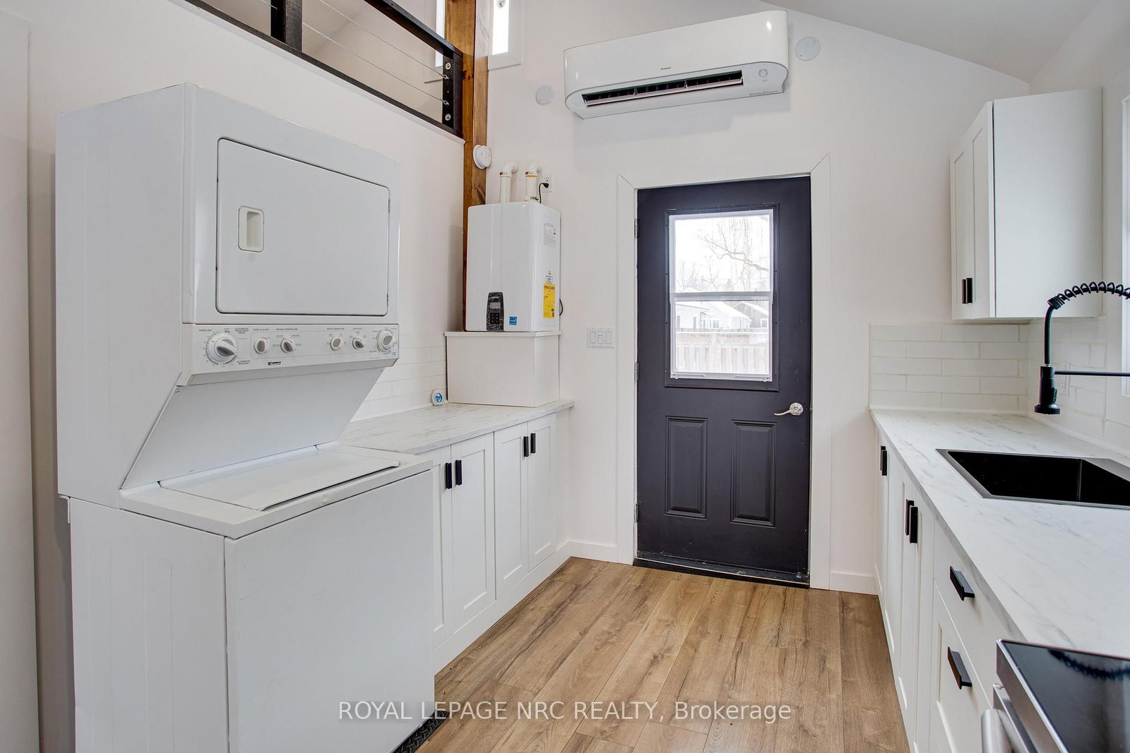 Detached House for sale at 323 Oxford Avenue, Fort Erie, Ontario, L0S 1B0 - Crystal Beach - MLS: X12846250