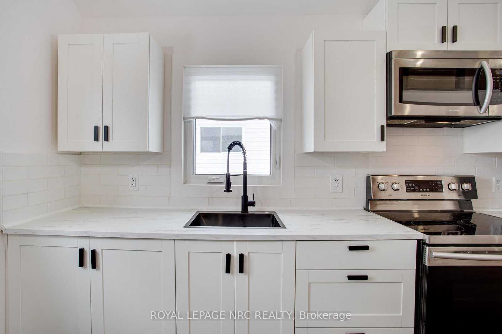 Detached House for sale at 323 Oxford Avenue, Fort Erie, Ontario, L0S 1B0 - Crystal Beach - MLS: X12846250