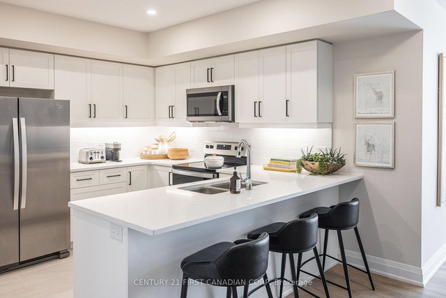 1401 - 4286 King Street E