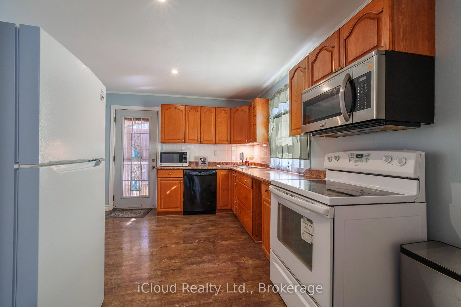 Detached House for sale at 2 Richmond Avenue, St. Catharines, Ontario, L2R 3W7 - E. Chester - MLS: X12846954