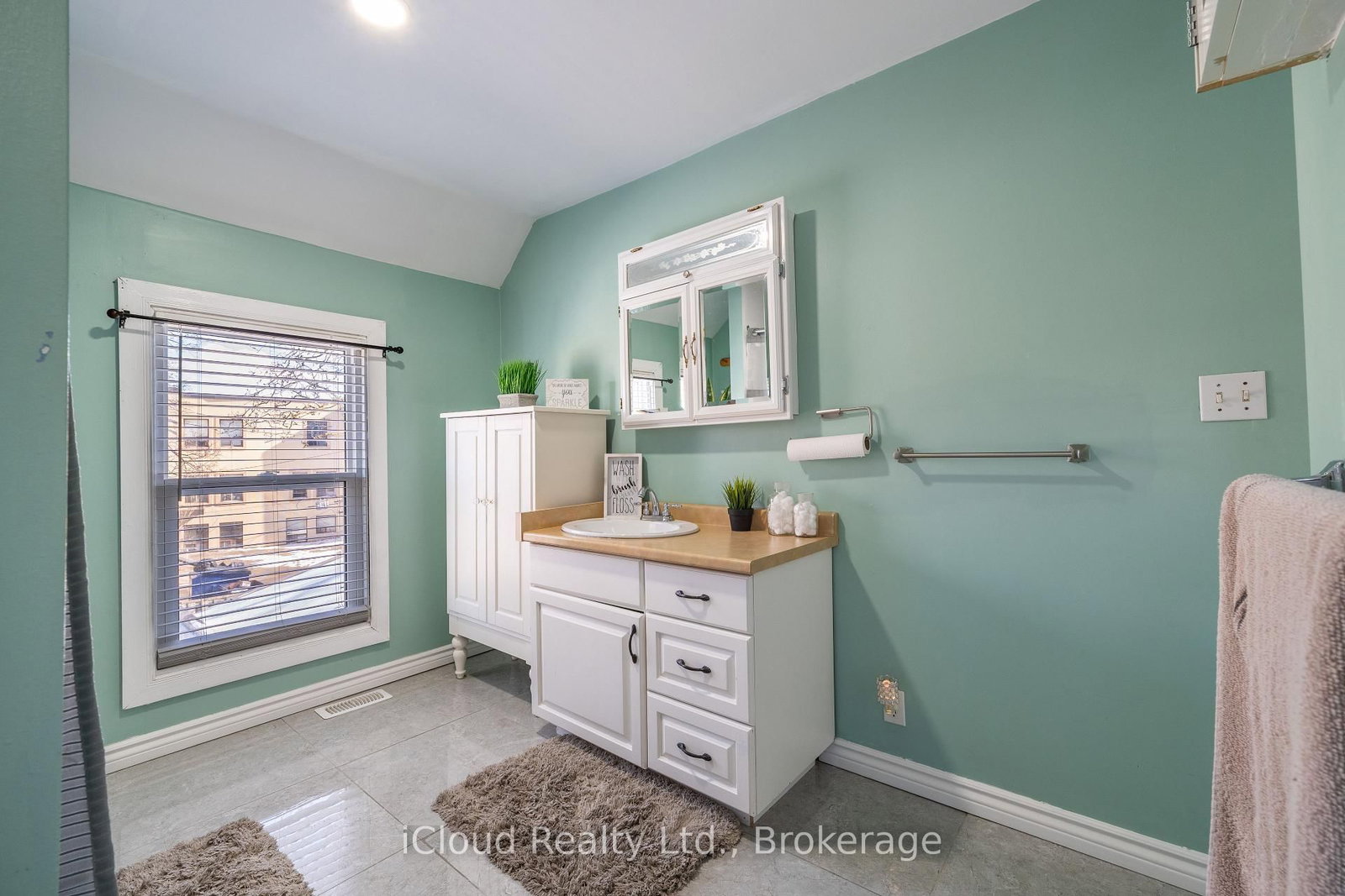 Detached House for sale at 2 Richmond Avenue, St. Catharines, Ontario, L2R 3W7 - E. Chester - MLS: X12846954