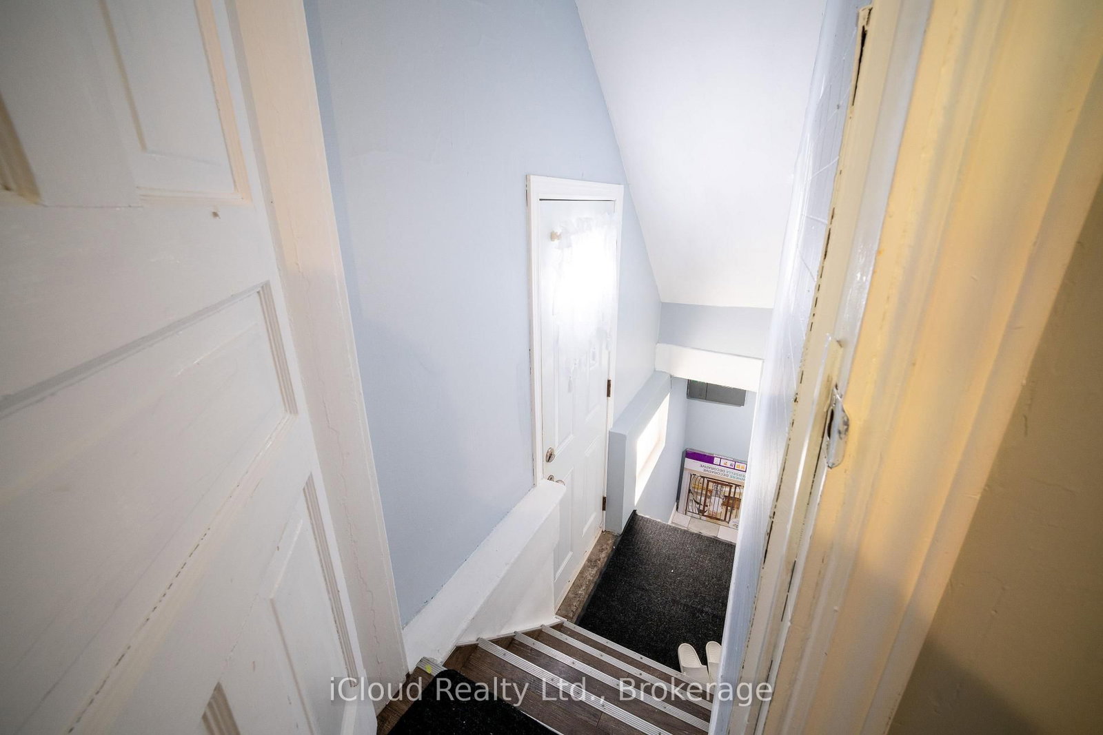 Detached House for sale at 2 Richmond Avenue, St. Catharines, Ontario, L2R 3W7 - E. Chester - MLS: X12846954