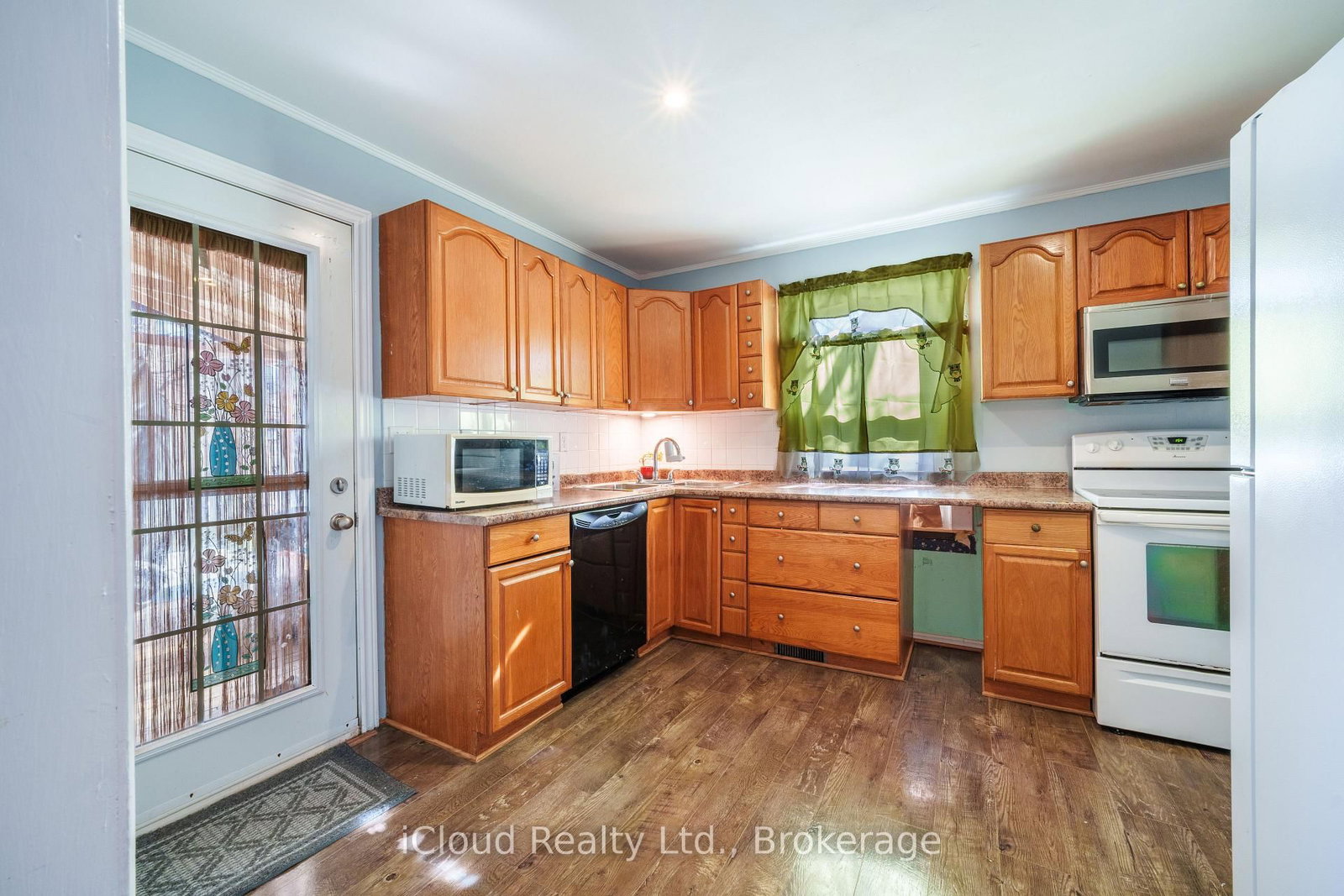 Detached House for sale at 2 Richmond Avenue, St. Catharines, Ontario, L2R 3W7 - E. Chester - MLS: X12846954