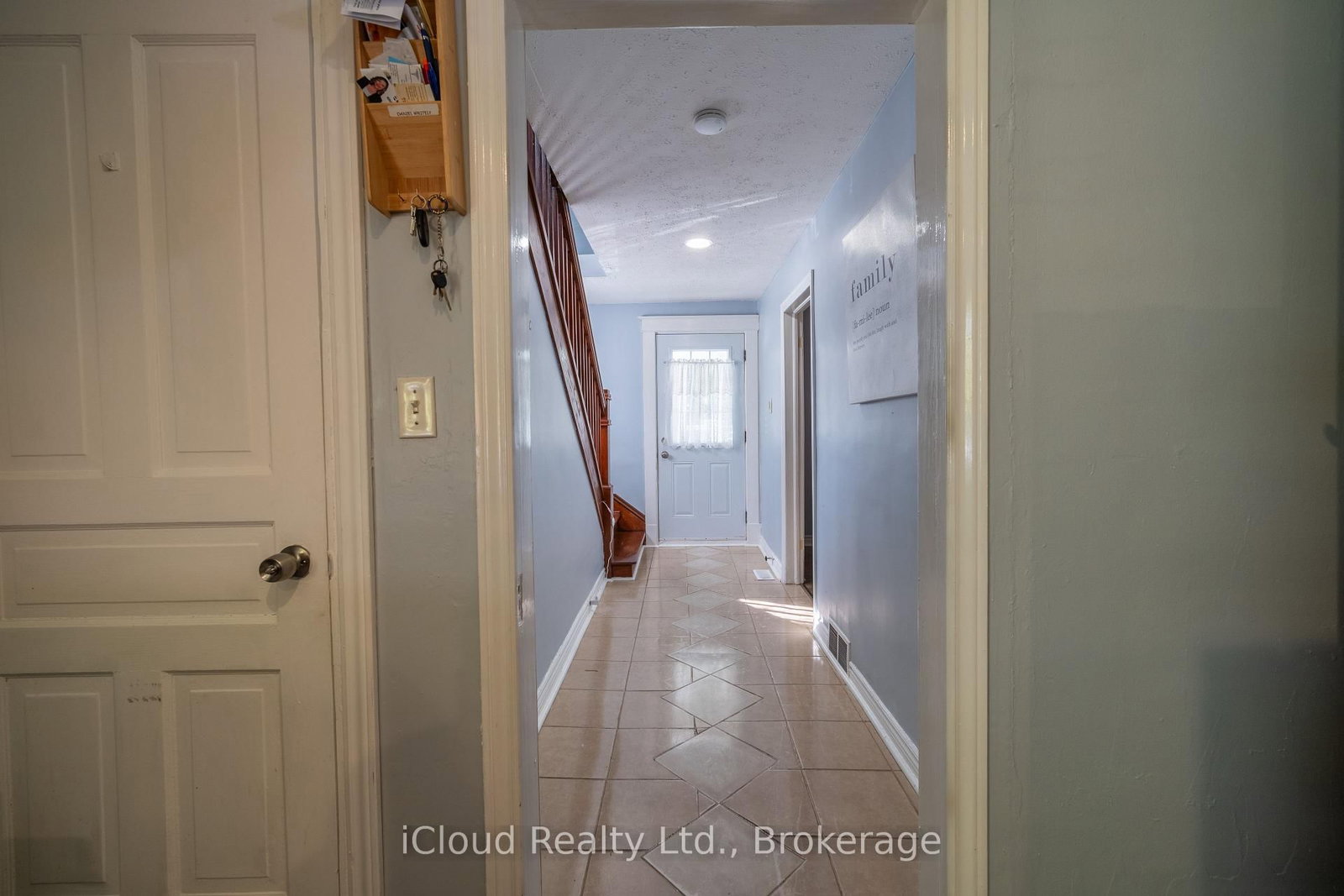 Detached House for sale at 2 Richmond Avenue, St. Catharines, Ontario, L2R 3W7 - E. Chester - MLS: X12846954