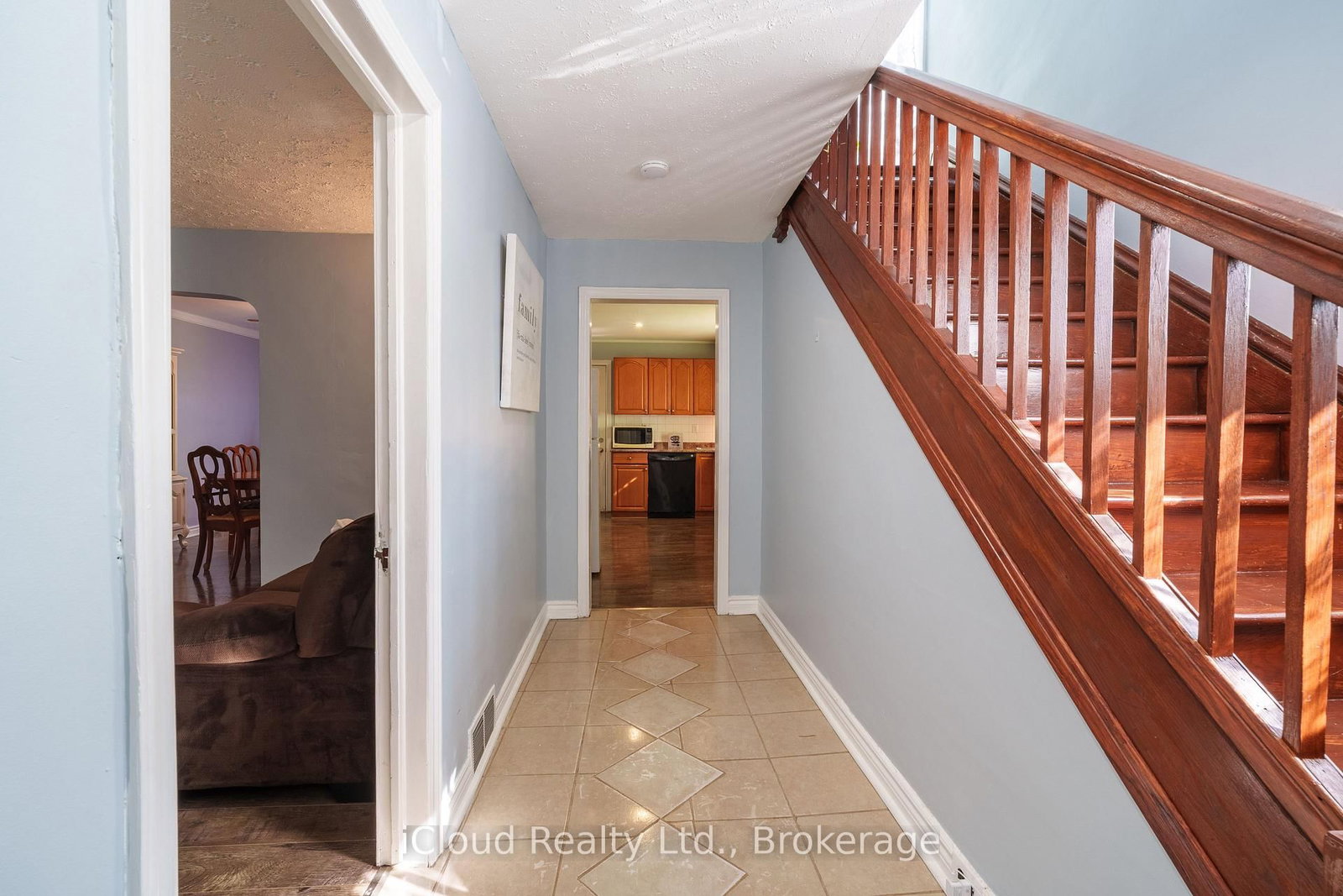 Detached House for sale at 2 Richmond Avenue, St. Catharines, Ontario, L2R 3W7 - E. Chester - MLS: X12846954