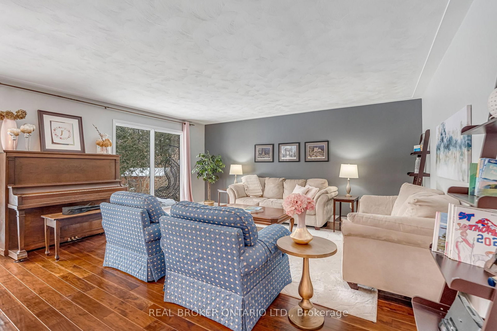 Detached House for sale at 30 Carl Crescent, Hamilton, Ontario, L8B 0G5 - Waterdown - MLS: X12847574