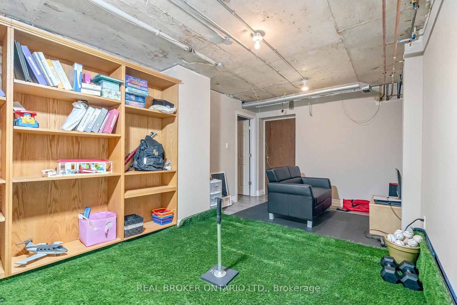 Detached House for sale at 30 Carl Crescent, Hamilton, Ontario, L8B 0G5 - Waterdown - MLS: X12847574