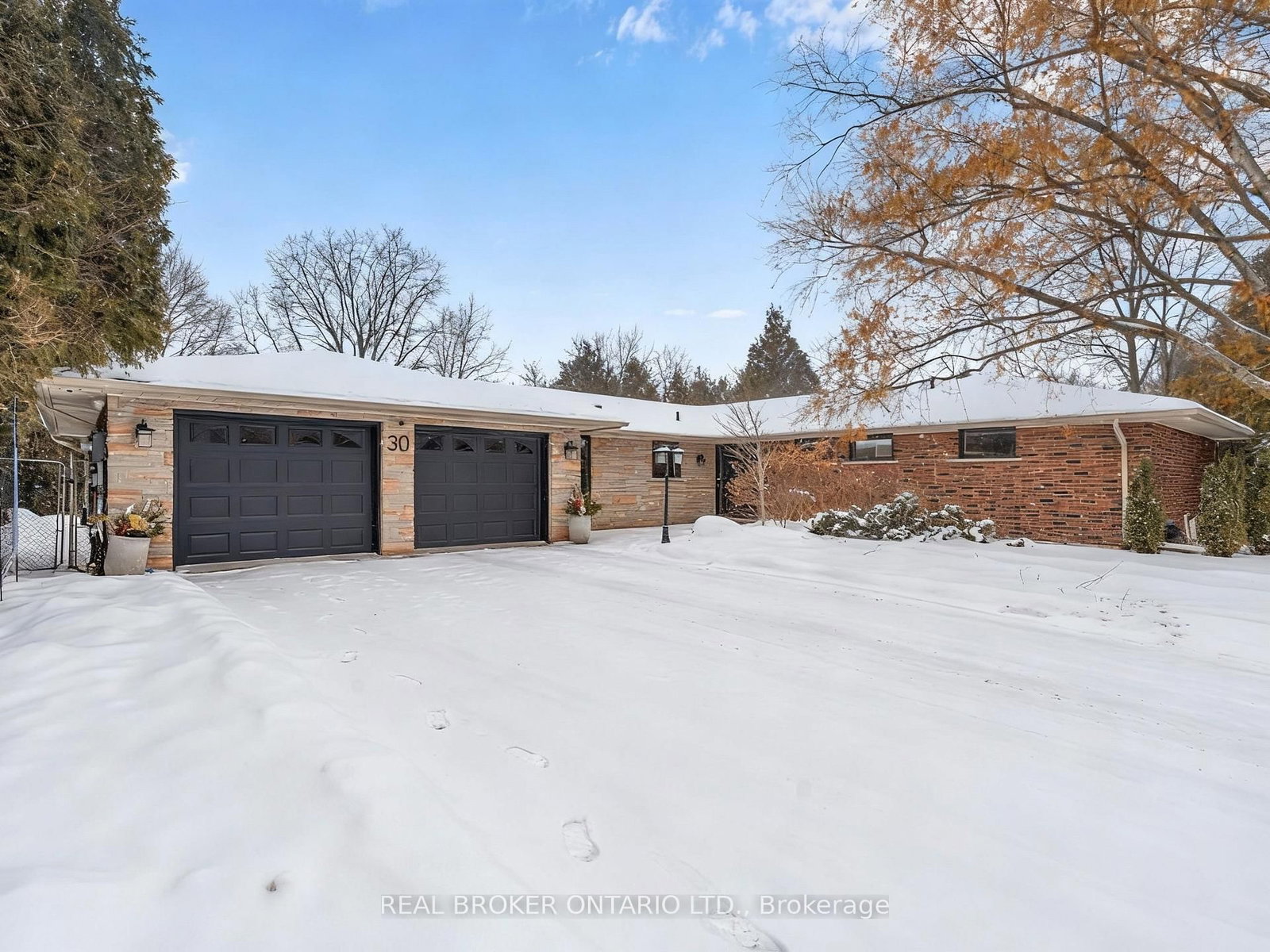 Detached House for sale at 30 Carl Crescent, Hamilton, Ontario, L8B 0G5 - Waterdown - MLS: X12847574