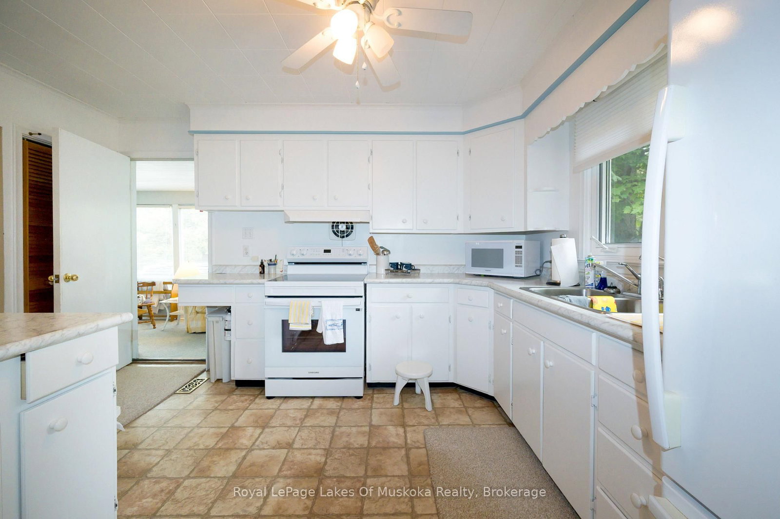 Detached House for sale at 574 Ravenscliffe Road, Huntsville, Ontario, P1H 1N5 - Chaffey - MLS: X12847850