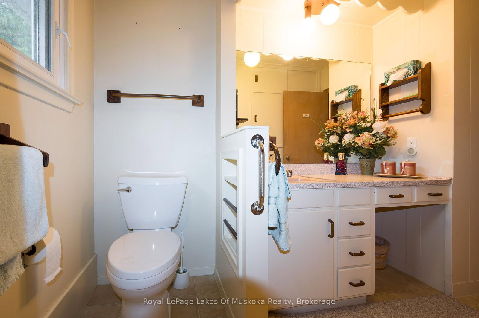 Detached House for sale at 574 Ravenscliffe Road, Huntsville, Ontario, P1H 1N5 - Chaffey - MLS: X12847850