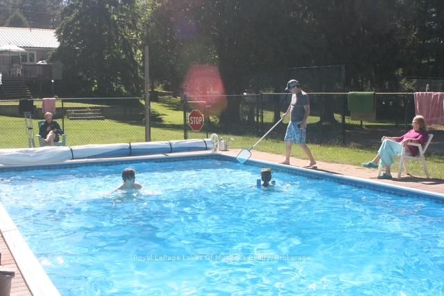 Detached House for sale at 574 Ravenscliffe Road, Huntsville, Ontario, P1H 1N5 - Chaffey - MLS: X12847850