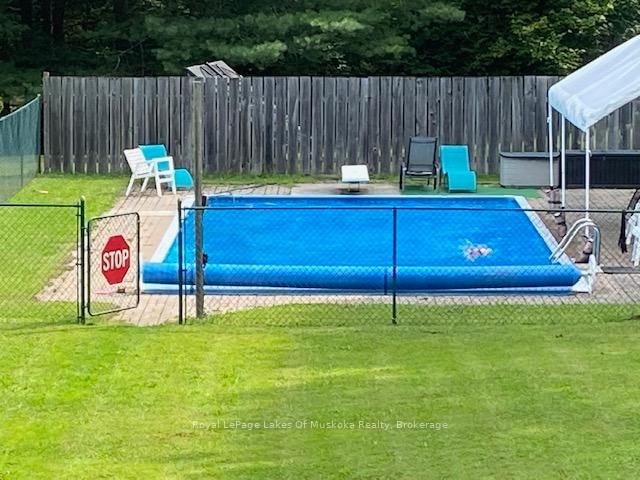 Detached House for sale at 574 Ravenscliffe Road, Huntsville, Ontario, P1H 1N5 - Chaffey - MLS: X12847850