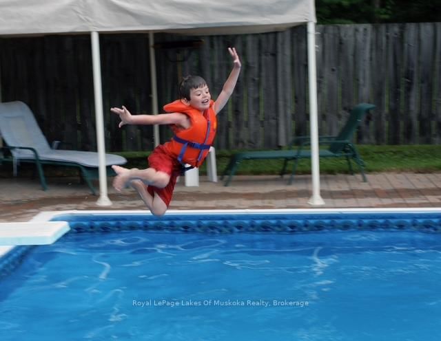 Detached House for sale at 574 Ravenscliffe Road, Huntsville, Ontario, P1H 1N5 - Chaffey - MLS: X12847850