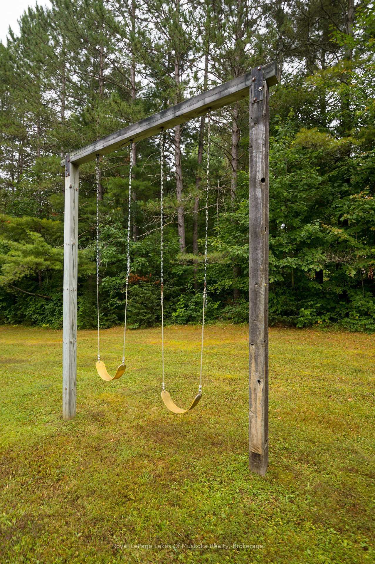 Detached House for sale at 574 Ravenscliffe Road, Huntsville, Ontario, P1H 1N5 - Chaffey - MLS: X12847850