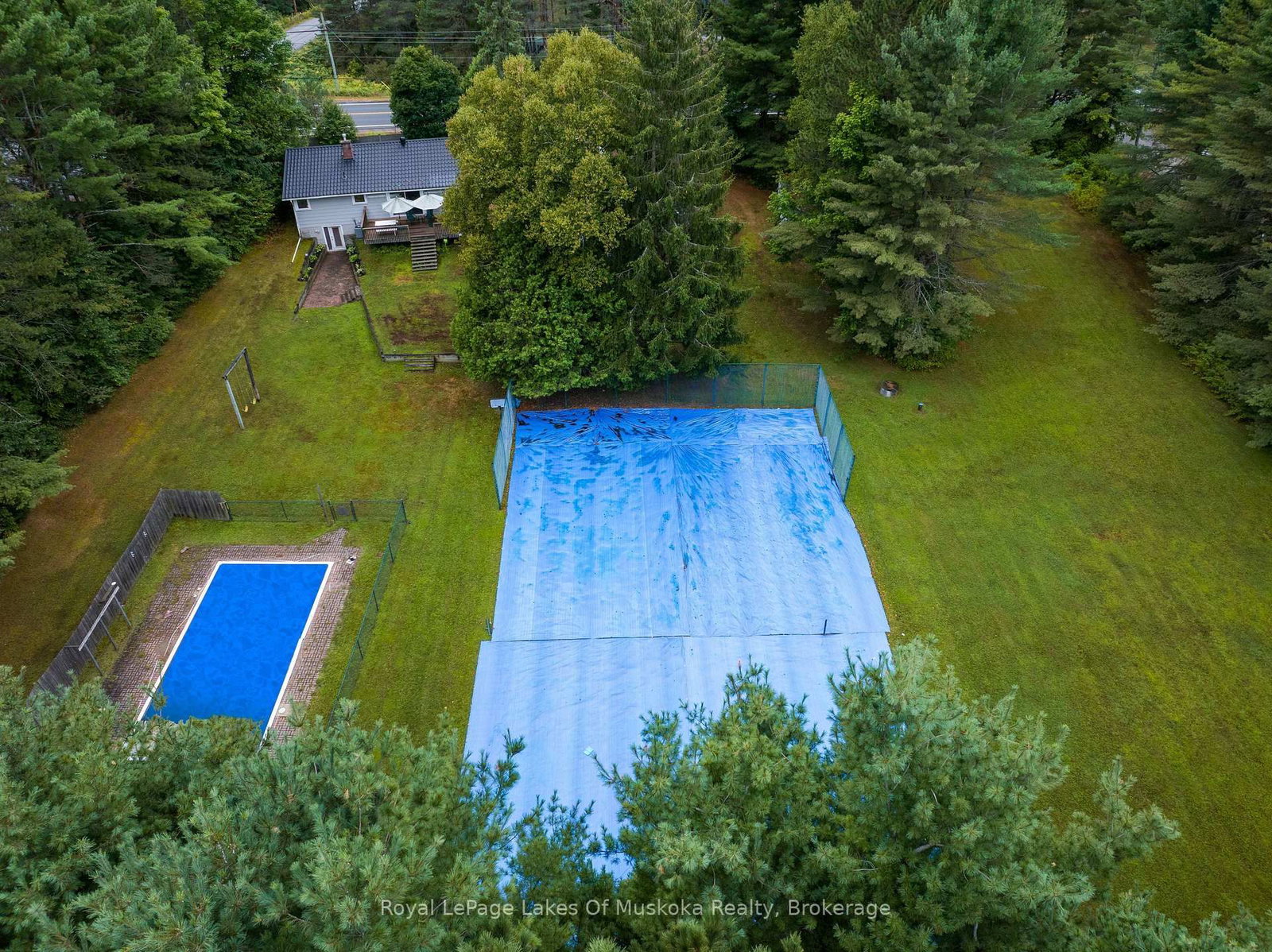 Detached House for sale at 574 Ravenscliffe Road, Huntsville, Ontario, P1H 1N5 - Chaffey - MLS: X12847850