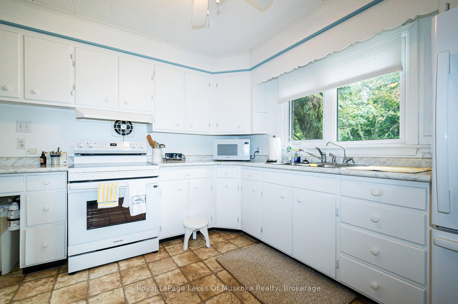 Detached House for sale at 574 Ravenscliffe Road, Huntsville, Ontario, P1H 1N5 - Chaffey - MLS: X12847850