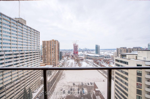 1907 - 475 Laurier Avenue W