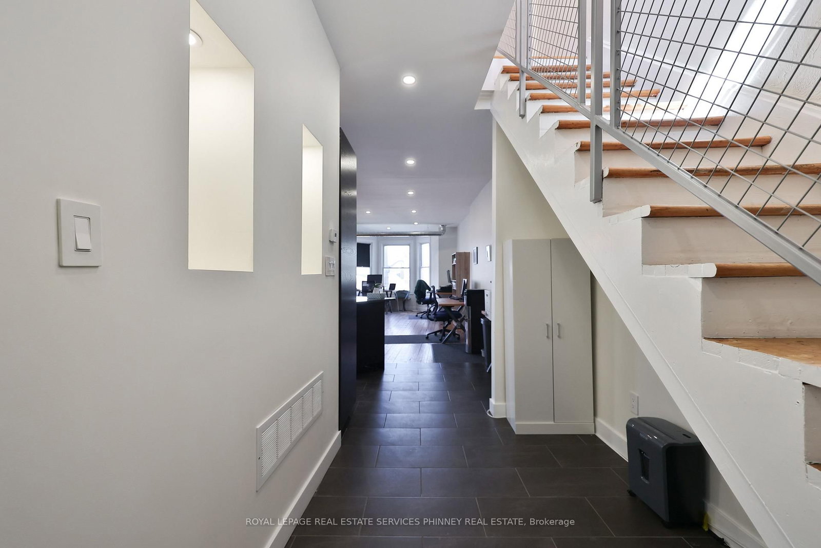 2 Queen Street E - Photo 8