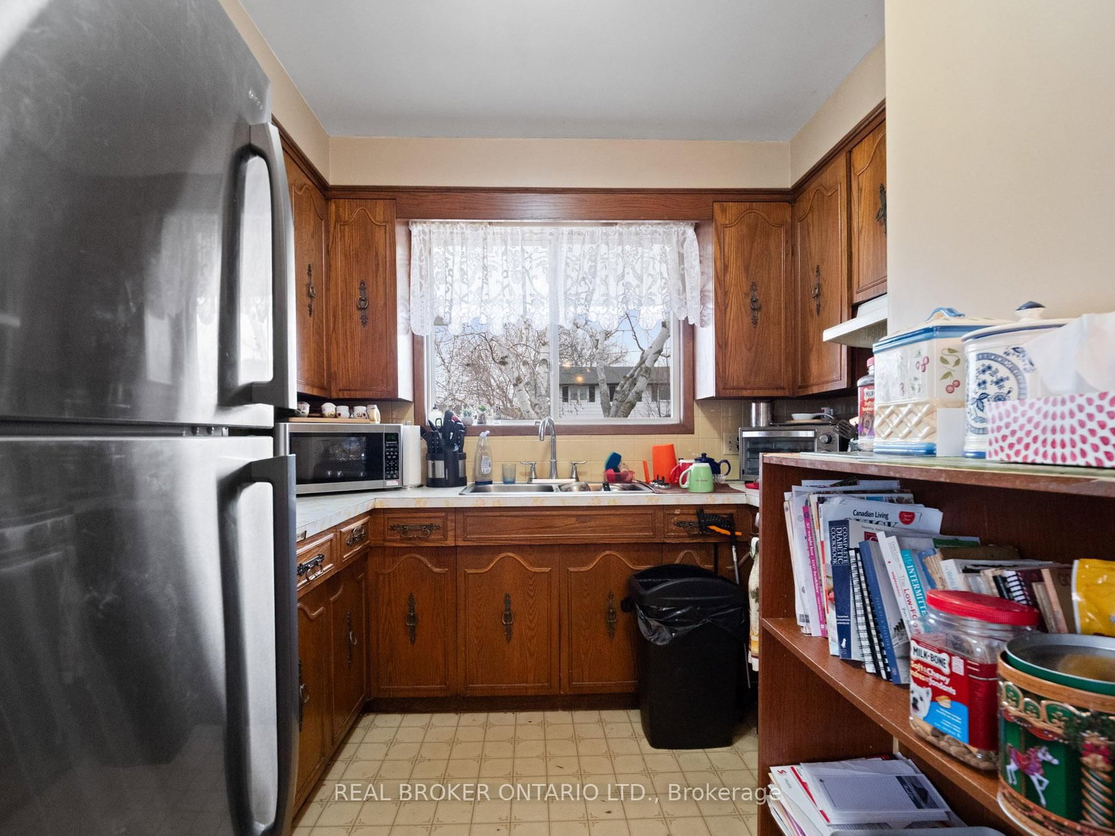 Detached House for sale at 20 Brackencrest Road, St. Catharines, Ontario, L2P 3K8 - Secord Woods - MLS: X12849650