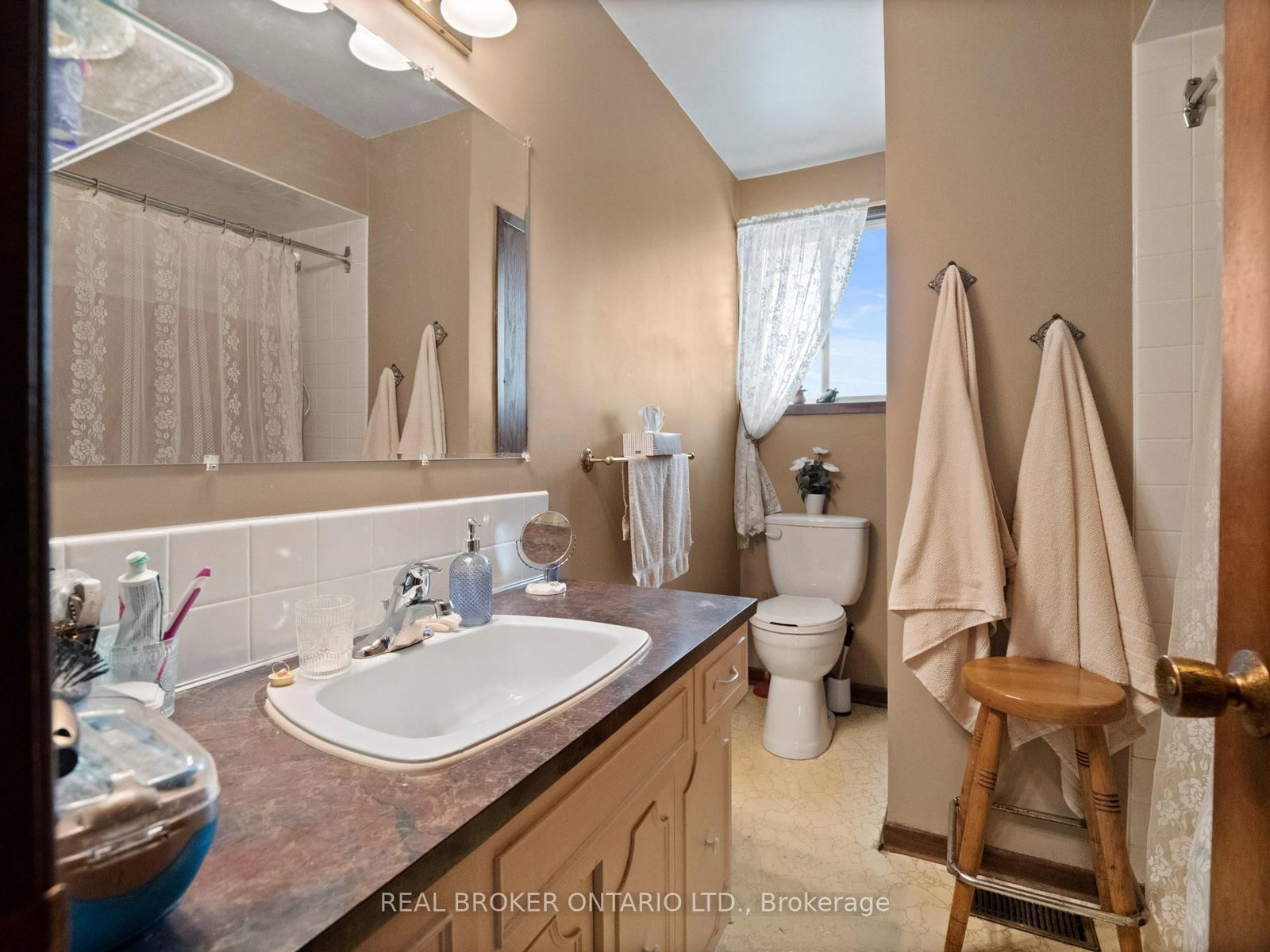 Detached House for sale at 20 Brackencrest Road, St. Catharines, Ontario, L2P 3K8 - Secord Woods - MLS: X12849650