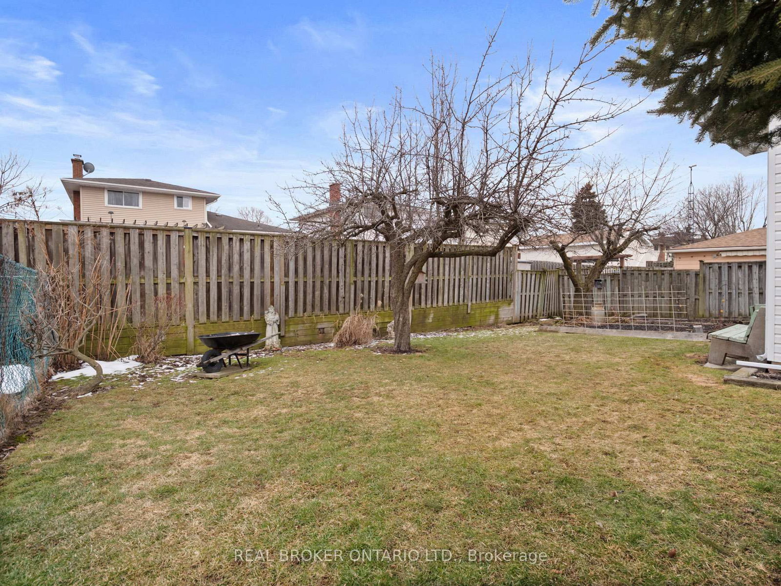 Detached House for sale at 20 Brackencrest Road, St. Catharines, Ontario, L2P 3K8 - Secord Woods - MLS: X12849650