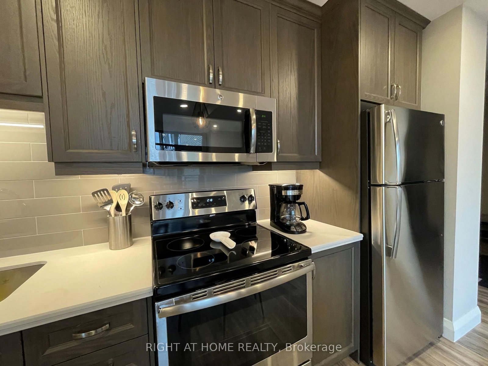 Condo for sale at 1015-118 King Street, Hamilton, Ontario, L8N 0A9 - Beasley - MLS: X12849896