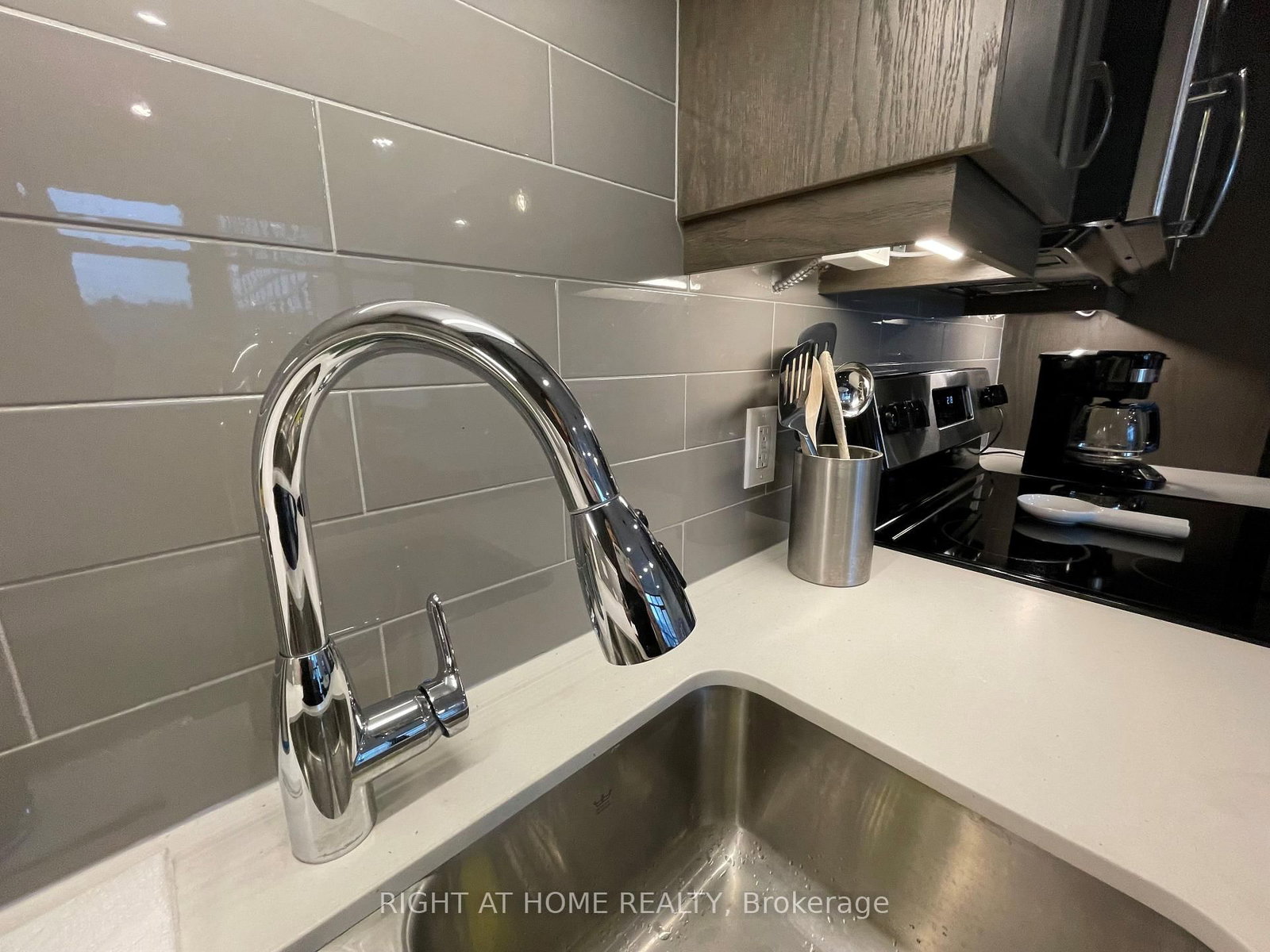 Condo for sale at 1015-118 King Street, Hamilton, Ontario, L8N 0A9 - Beasley - MLS: X12849896