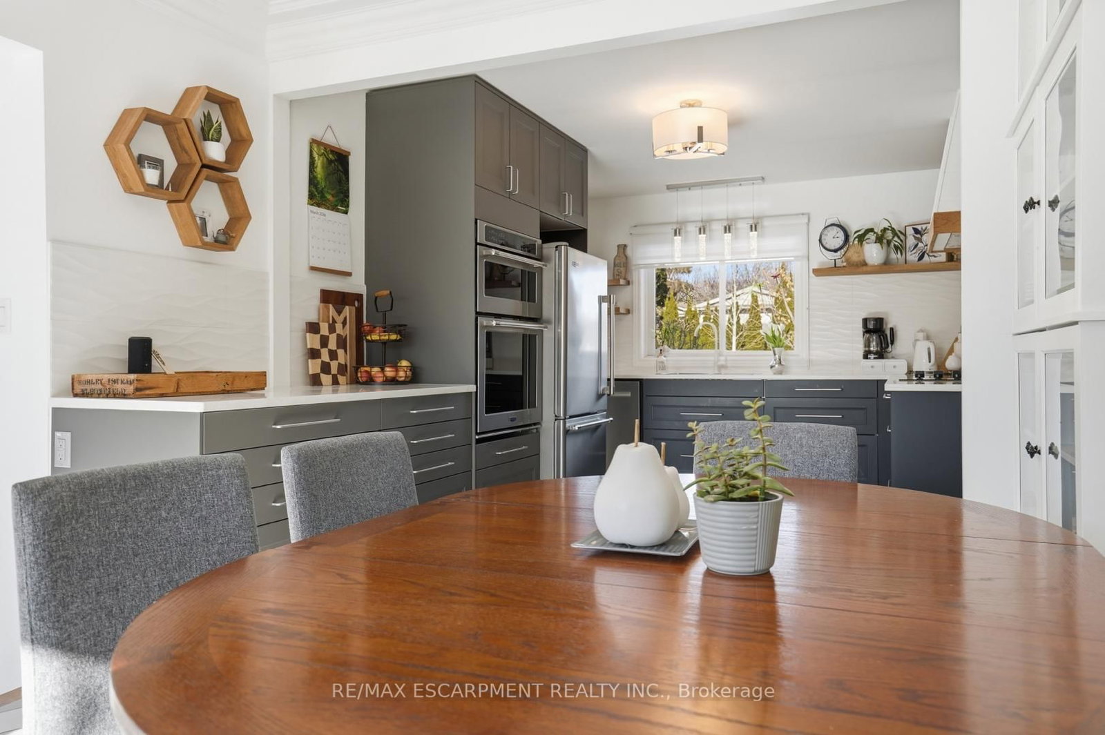 Detached House for sale at 81 Thomson Drive, Hamilton, Ontario, L8B 0G5 - Waterdown - MLS: X12850284