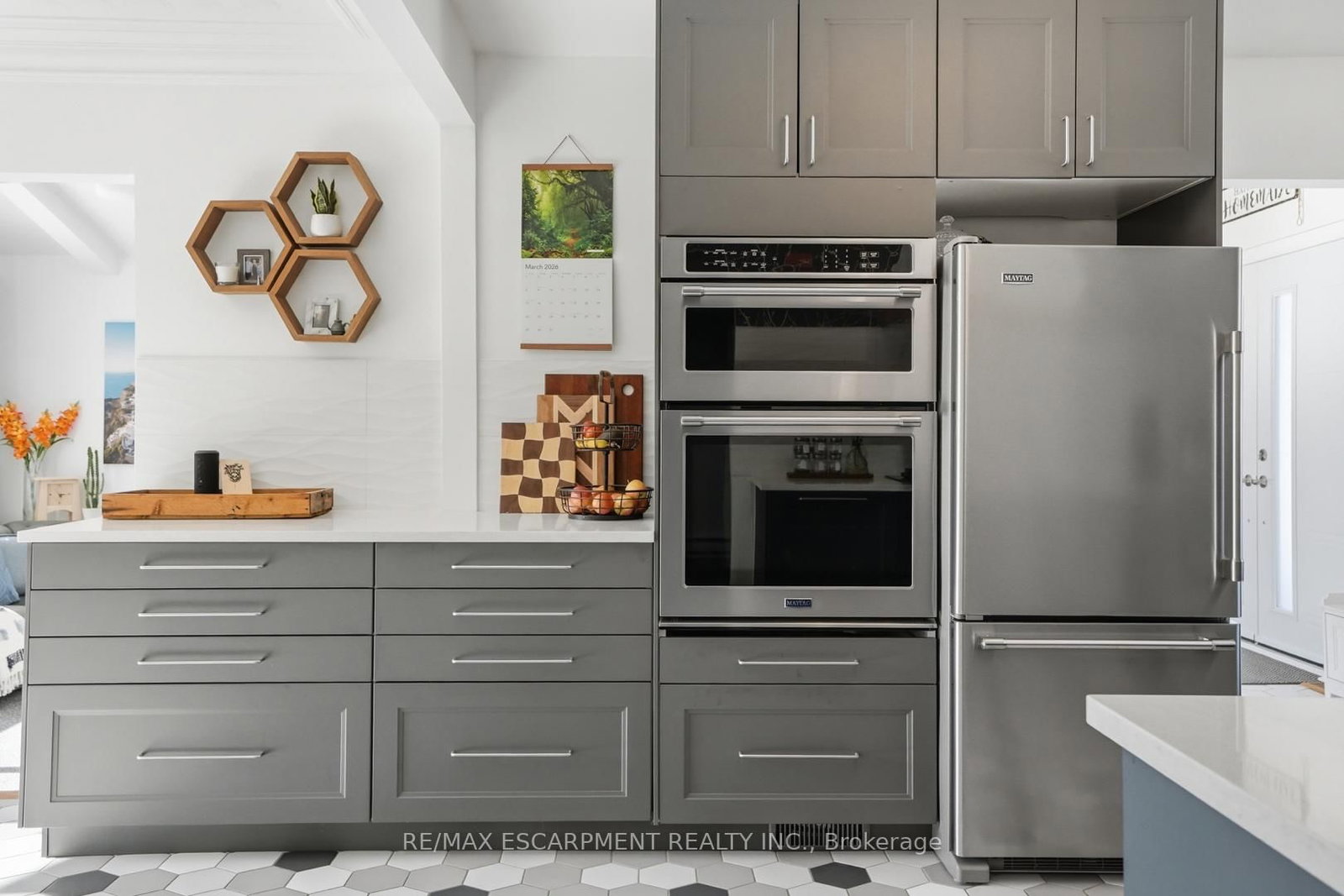 Detached House for sale at 81 Thomson Drive, Hamilton, Ontario, L8B 0G5 - Waterdown - MLS: X12850284