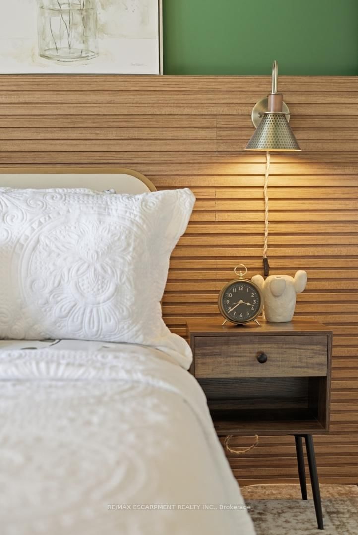 Detached House for sale at 81 Thomson Drive, Hamilton, Ontario, L8B 0G5 - Waterdown - MLS: X12850284