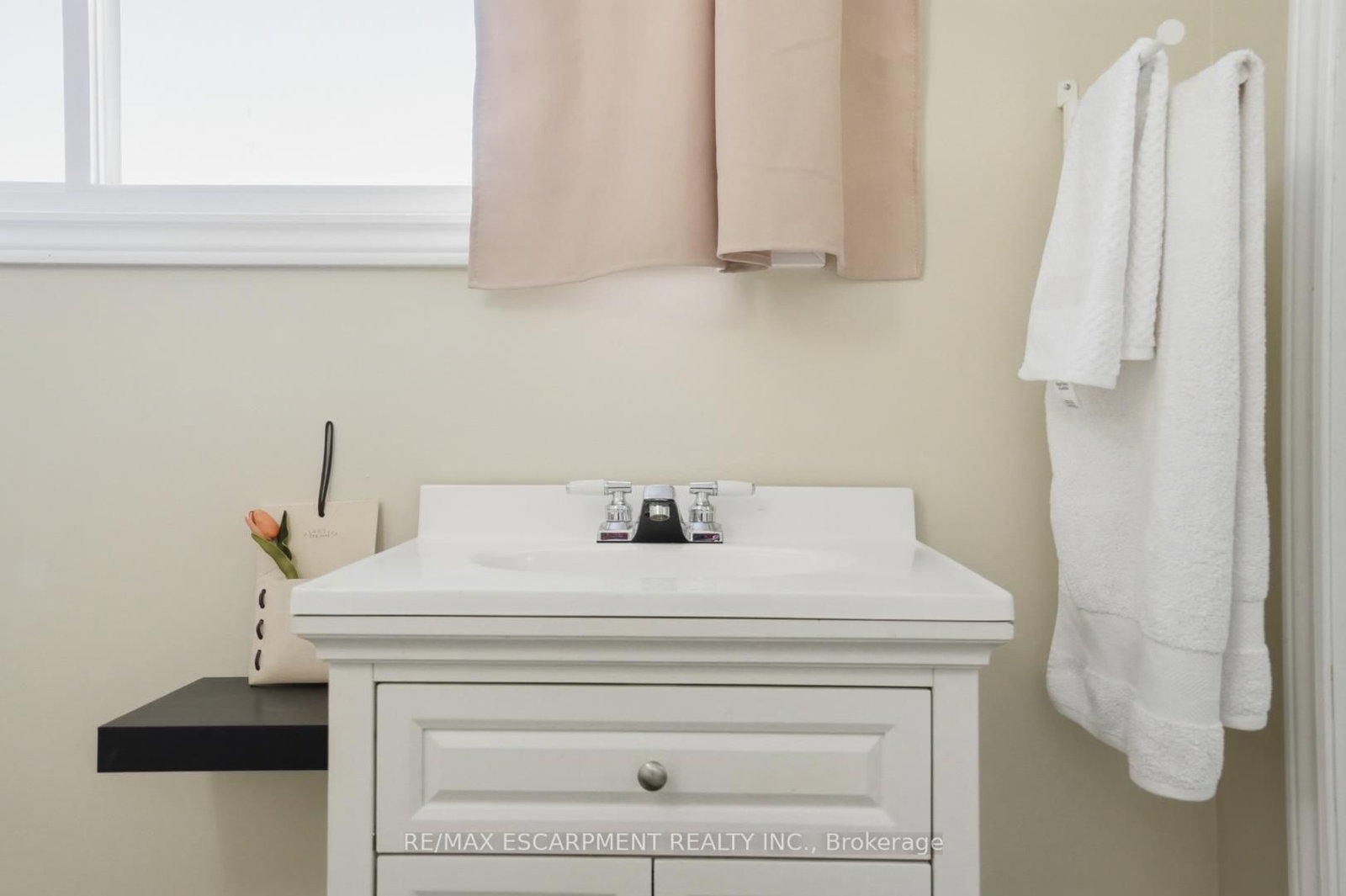 Detached House for sale at 81 Thomson Drive, Hamilton, Ontario, L8B 0G5 - Waterdown - MLS: X12850284