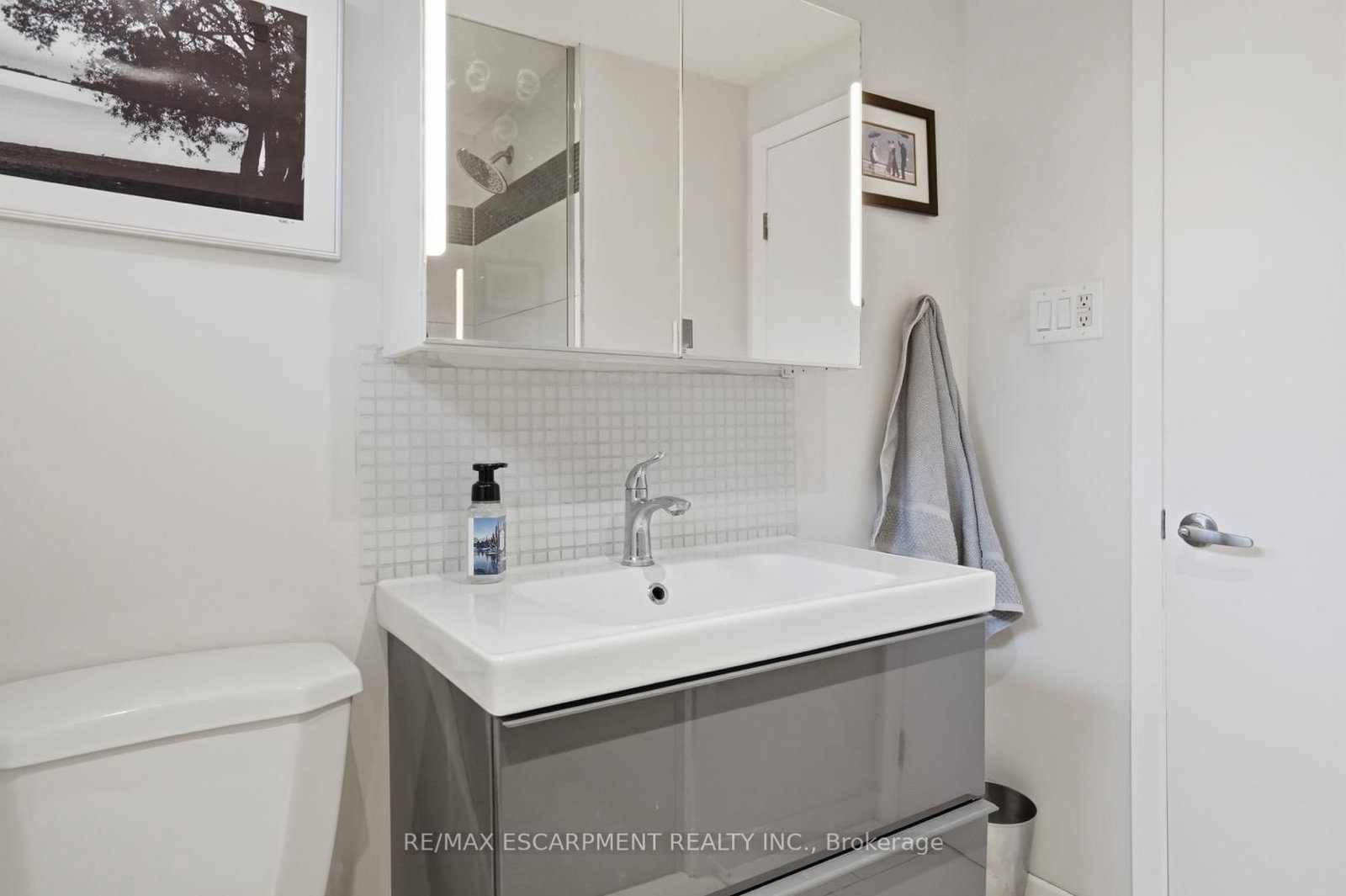 Detached House for sale at 81 Thomson Drive, Hamilton, Ontario, L8B 0G5 - Waterdown - MLS: X12850284