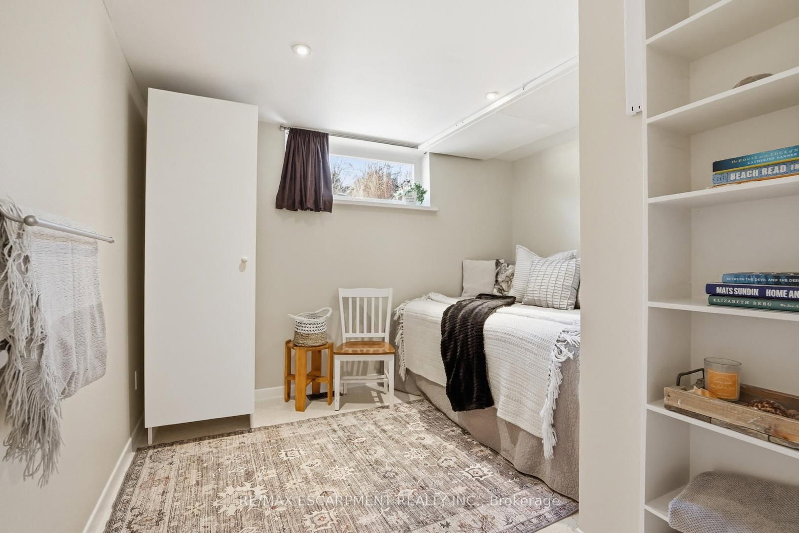 Detached House for sale at 81 Thomson Drive, Hamilton, Ontario, L8B 0G5 - Waterdown - MLS: X12850284