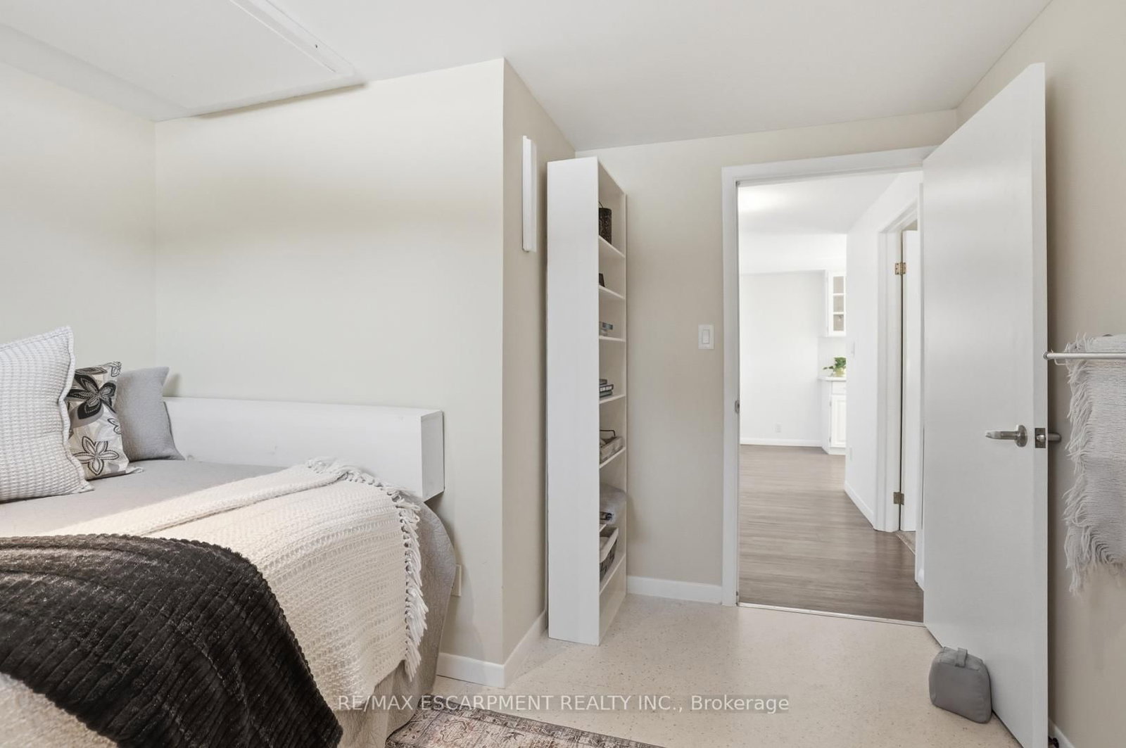 Detached House for sale at 81 Thomson Drive, Hamilton, Ontario, L8B 0G5 - Waterdown - MLS: X12850284