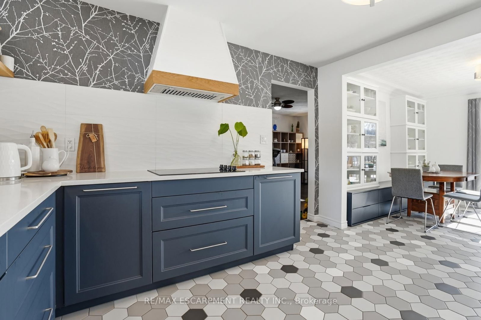 Detached House for sale at 81 Thomson Drive, Hamilton, Ontario, L8B 0G5 - Waterdown - MLS: X12850284