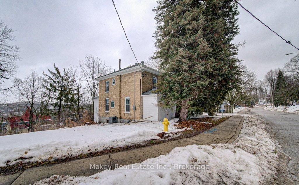 115 Courtney Street - Photo 4