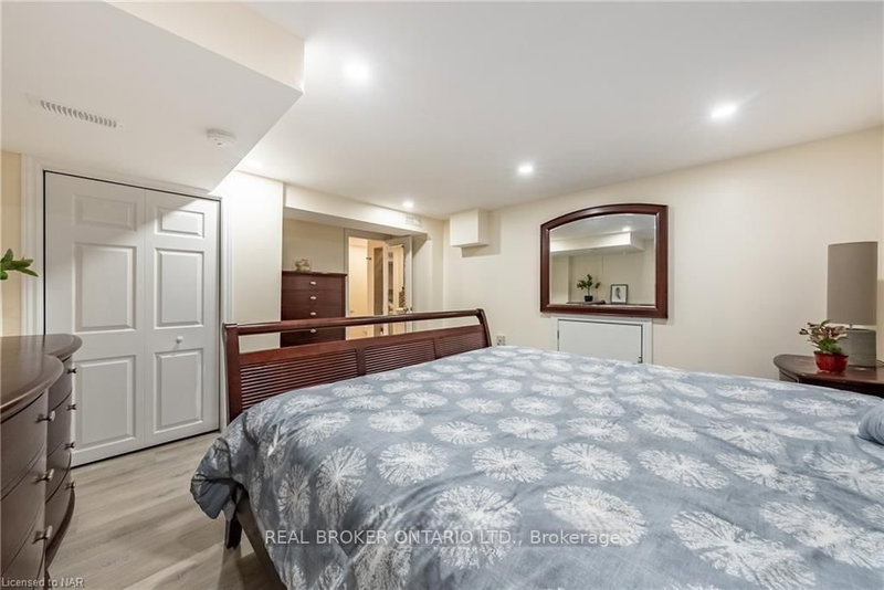 Lower - 9 The Pinery, St. Catharines, L2M 6M5 | Image 3