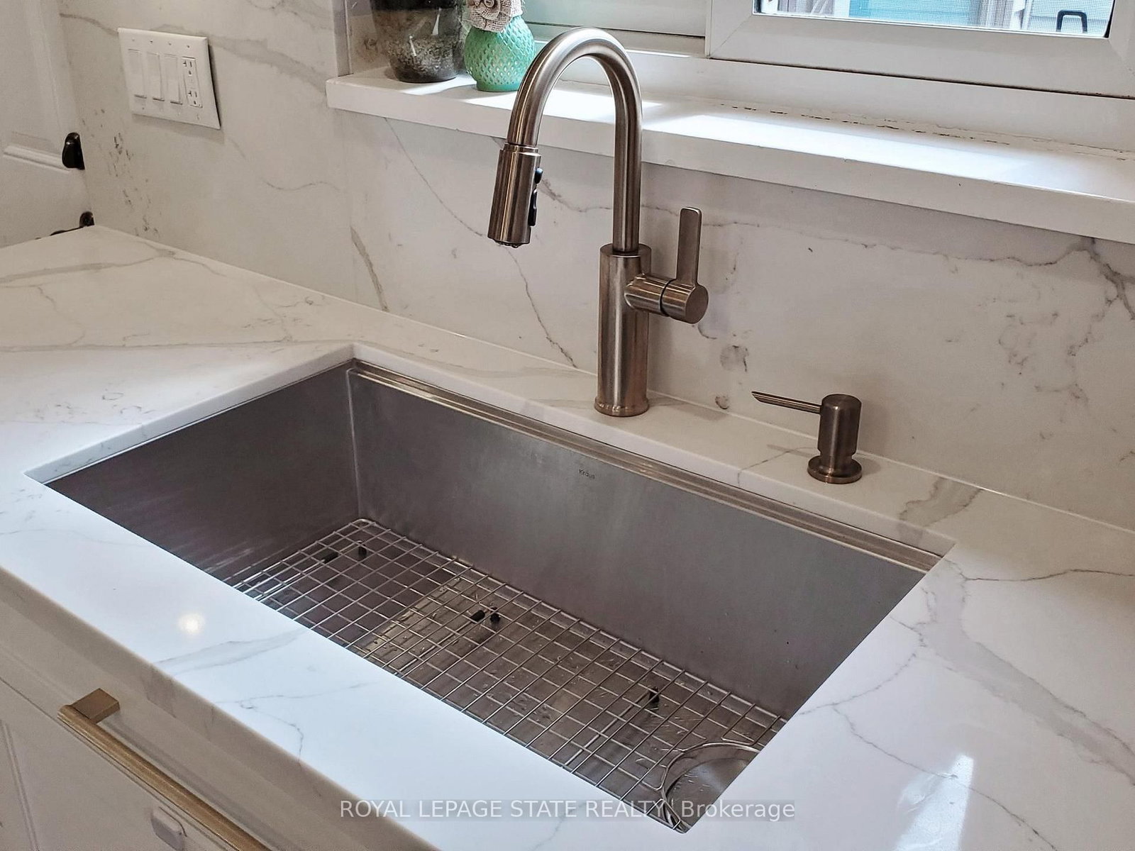 Detached House for sale at 144 Old Ancaster Road, Hamilton, Ontario, L9H 3R4 - Dundas - MLS: X12852362