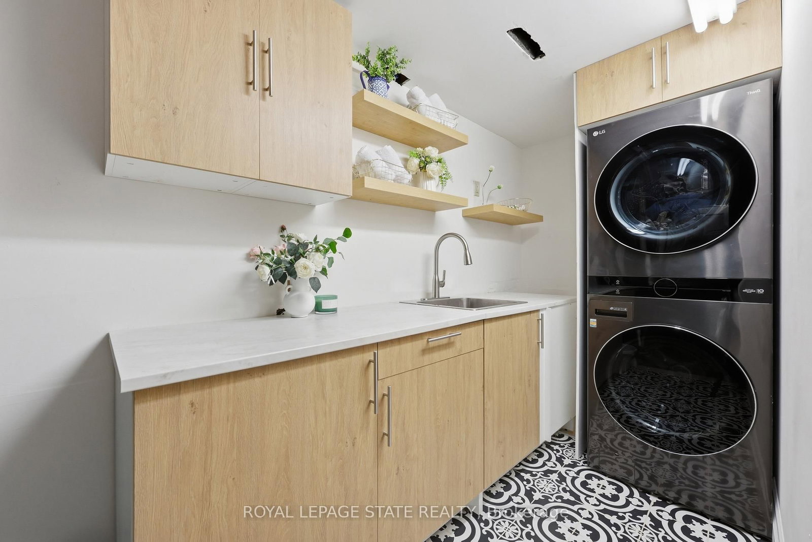 Detached House for sale at 144 Old Ancaster Road, Hamilton, Ontario, L9H 3R4 - Dundas - MLS: X12852362