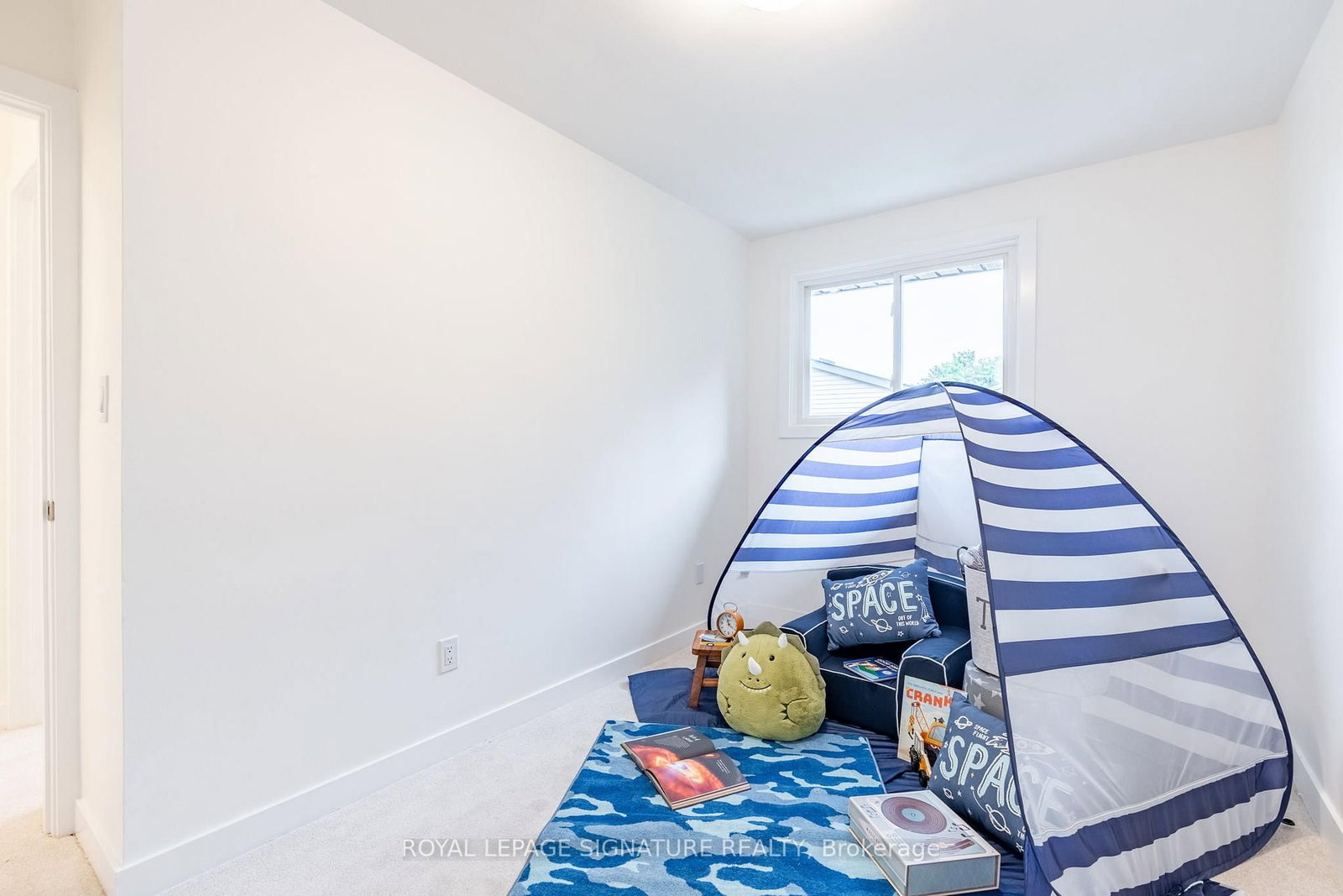 Townhouse for sale at 22 Woodman Drive, Hamilton, Ontario, L8H 2M5 - Kentley - MLS: X12853408