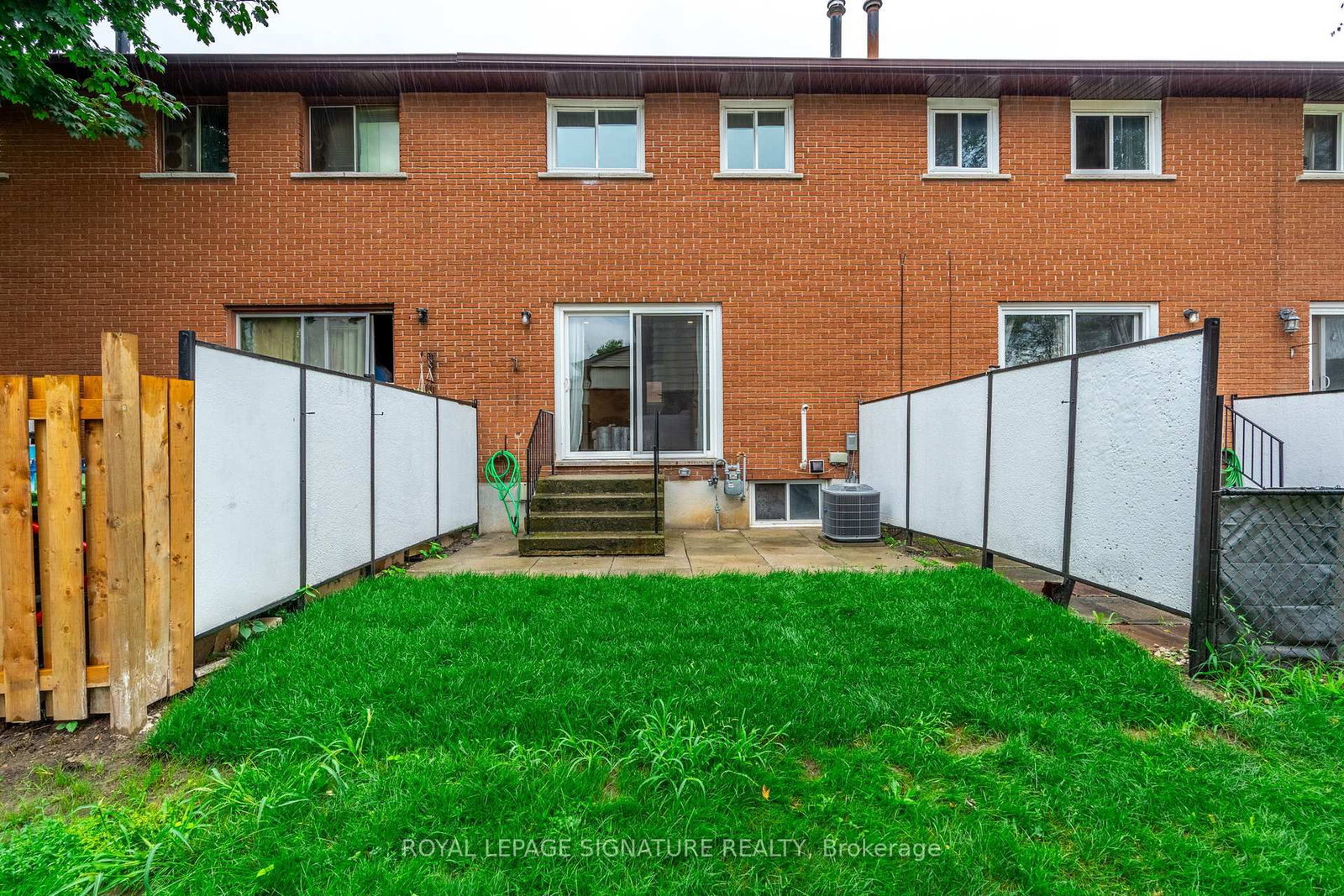 Townhouse for sale at 22 Woodman Drive, Hamilton, Ontario, L8H 2M5 - Kentley - MLS: X12853408